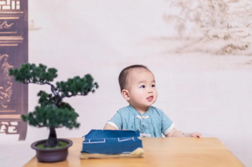 日照怀孕肚子中间凹两边凸